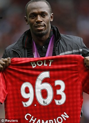 Bolt với chiếc áo của Man United có in số 9,63, kỷ lục chạy 100m ở Olympic của huyền thoại người Jamaica.